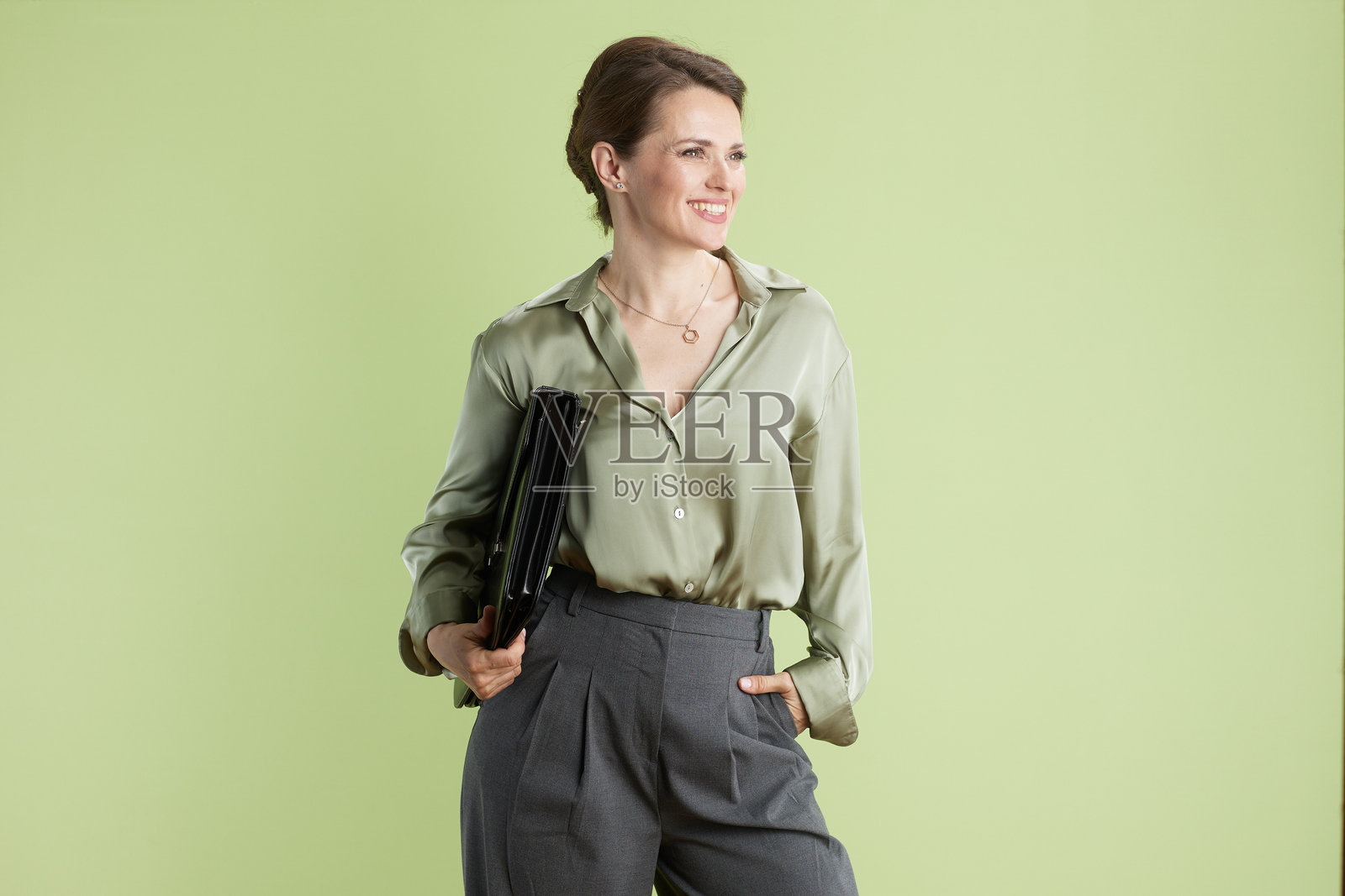 自信的职业女性手持作品集照片摄影图片