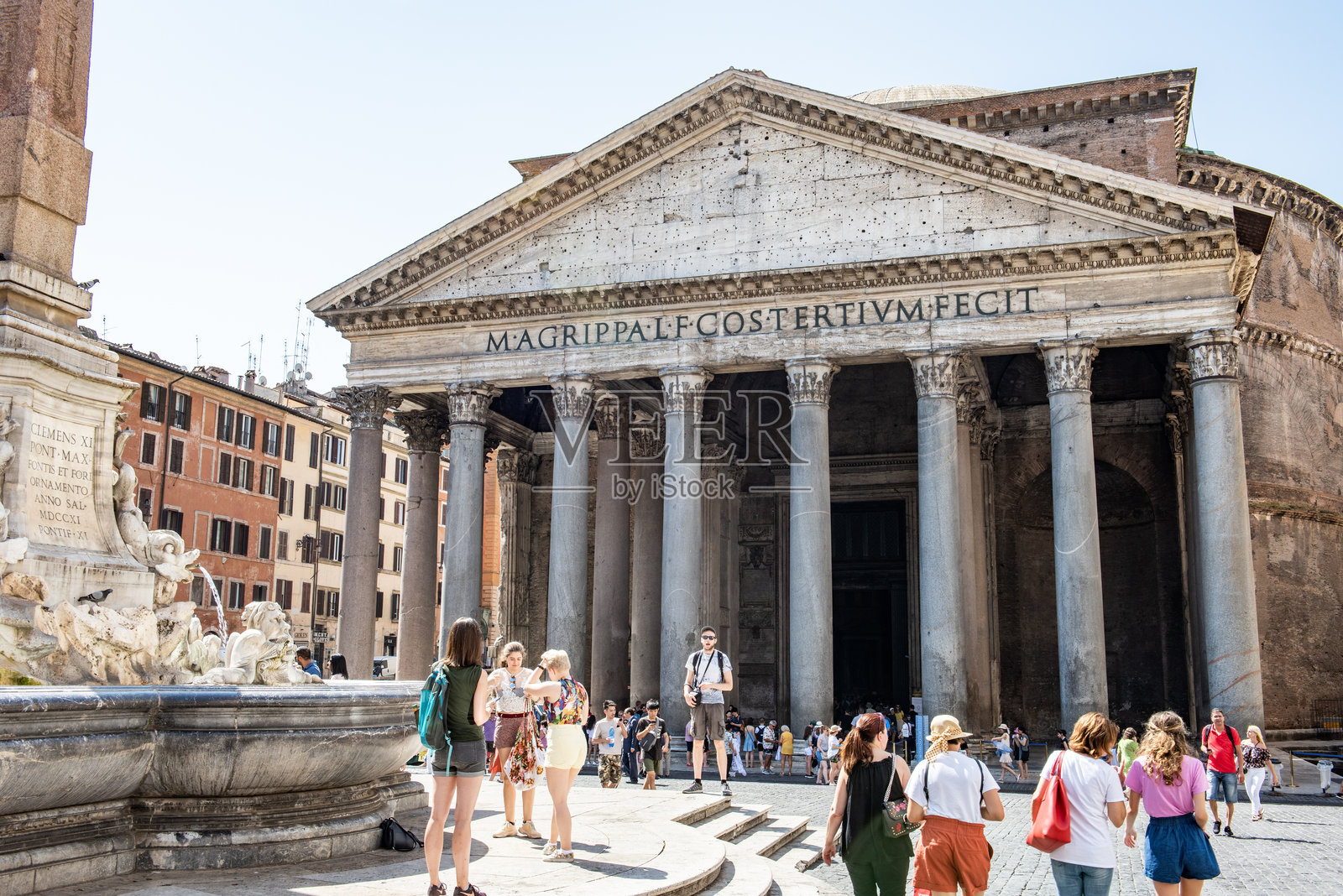 罗马市中心的万神殿(古罗马神庙)景观。人们在意大利罗马参观万神殿。照片摄影图片