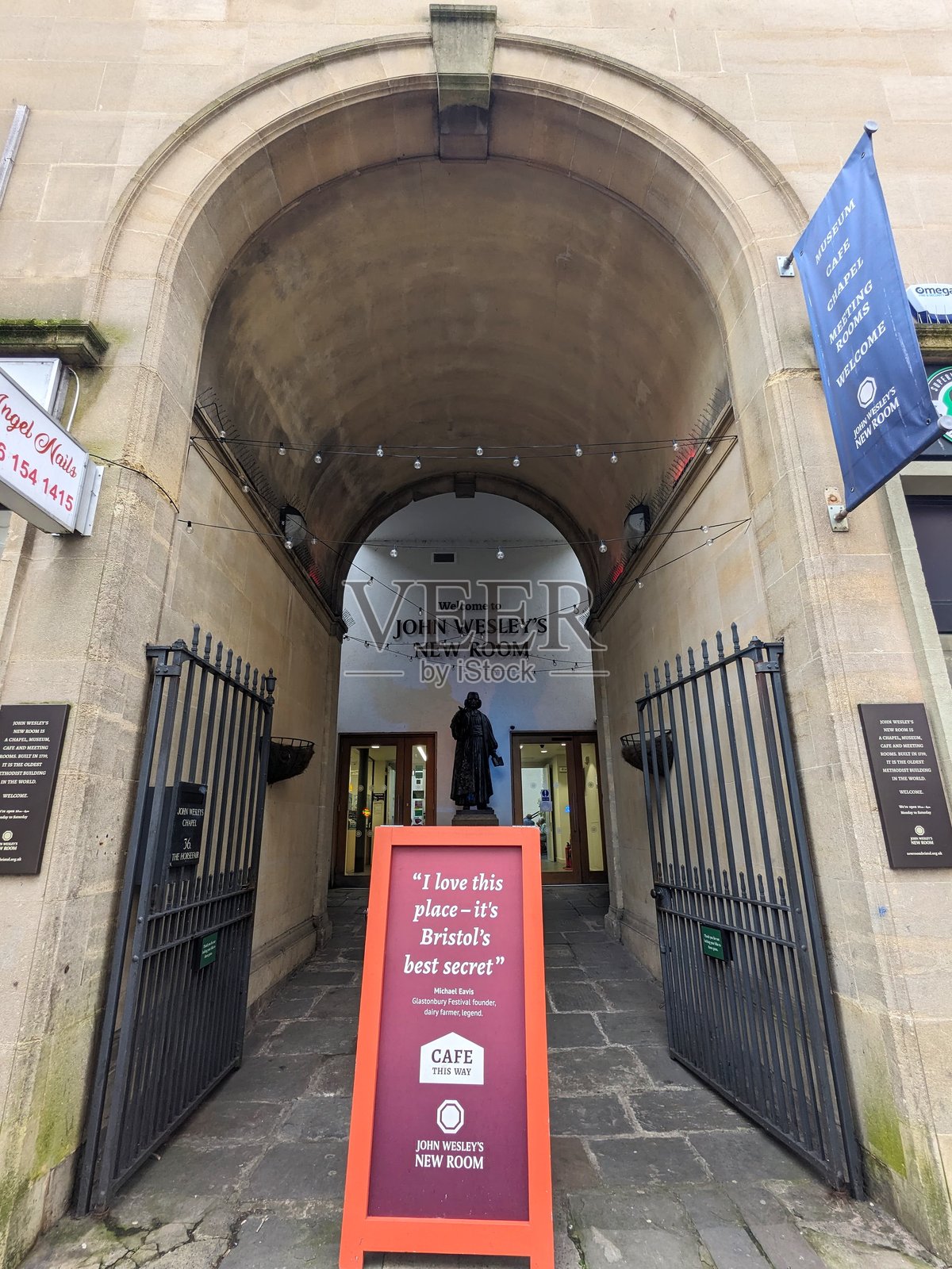 约翰·韦斯利的新房教堂、博物馆和咖啡馆的历史拱门与铁门照片摄影图片