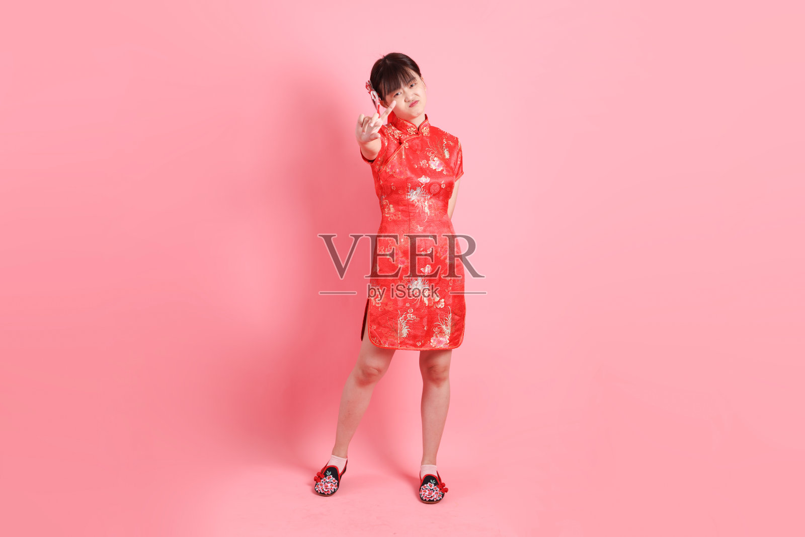 20多岁的中国女性穿着传统旗袍照片摄影图片