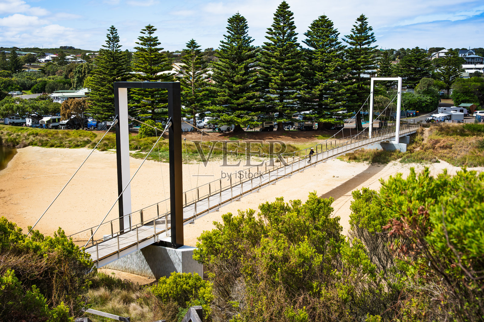 在澳大利亚维多利亚州的波特坎贝尔，女人在吊桥上欣赏风景照片摄影图片
