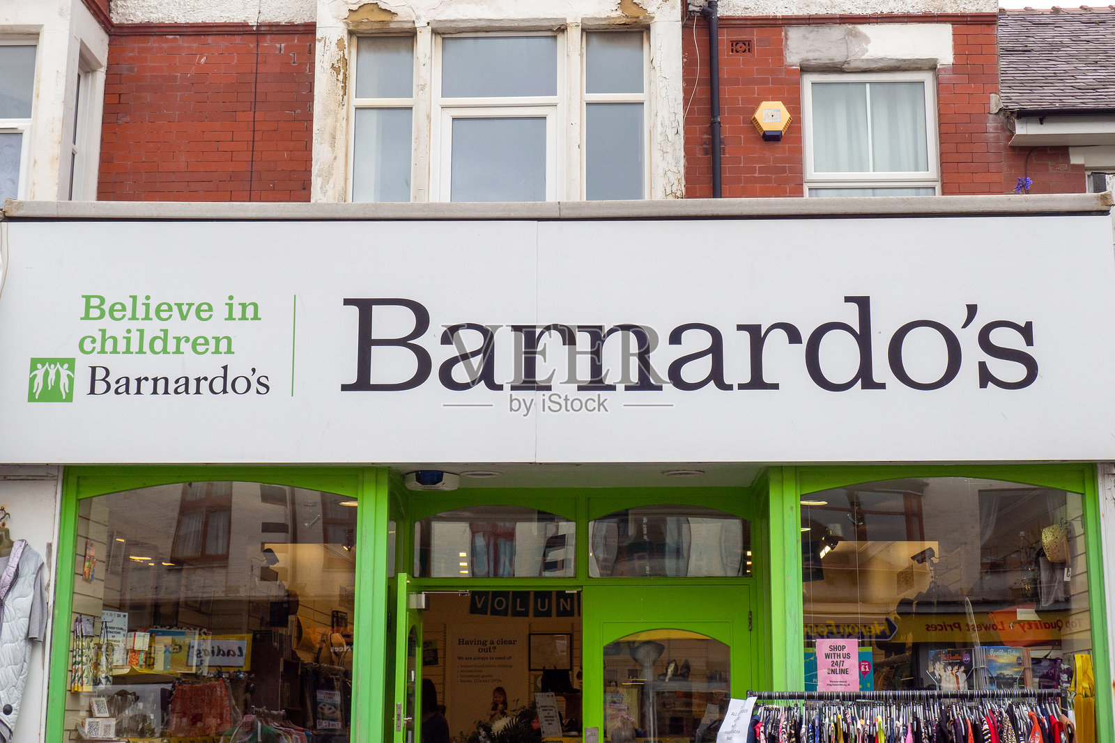 位于兰开夏郡弗利特伍德的巴纳多儿童慈善商店的招牌照片摄影图片