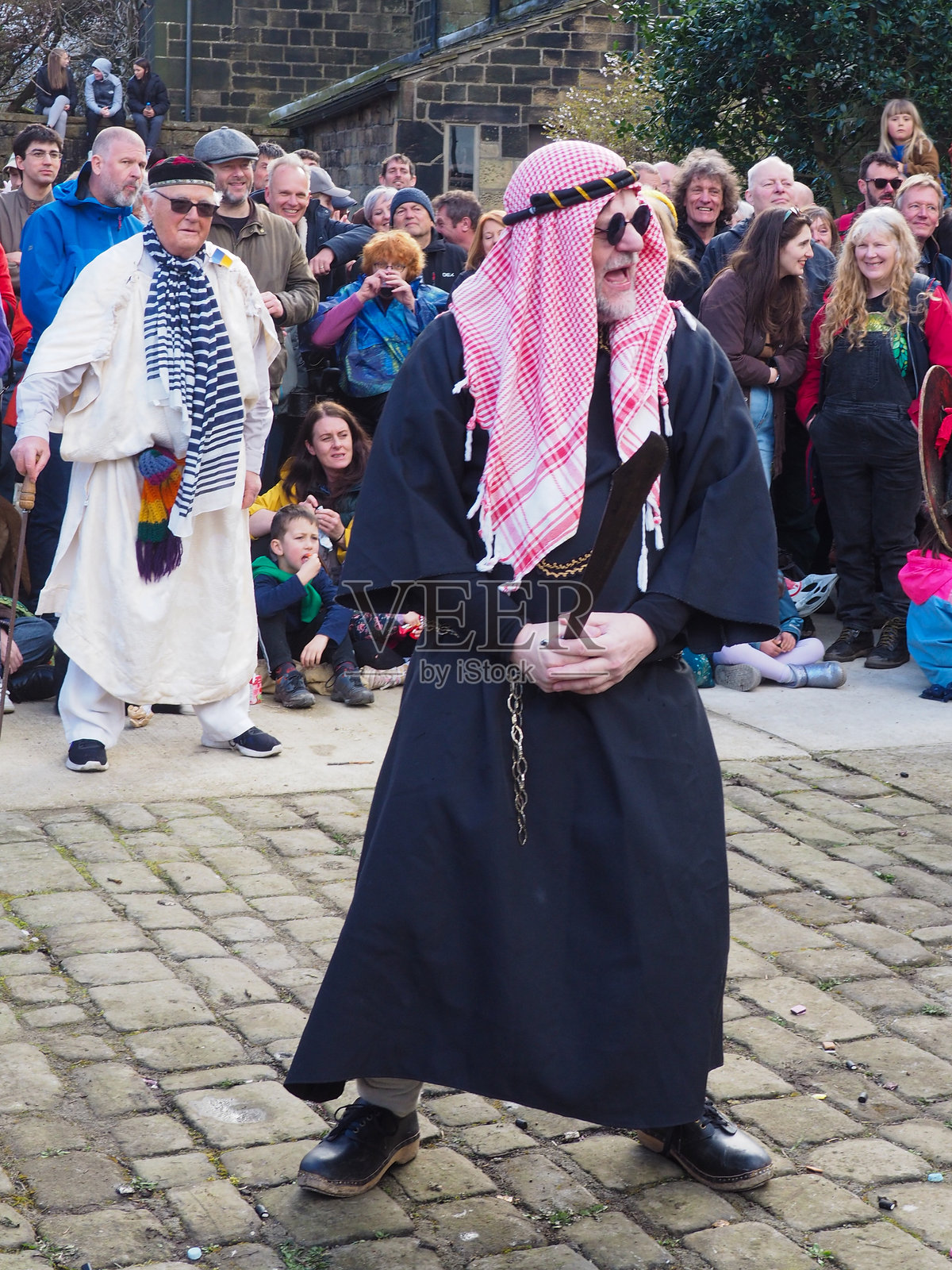 演员和观众在西约克郡赫普顿斯托尔的织工广场上进行传统的耶稣受难日彩蛋剧表演照片摄影图片