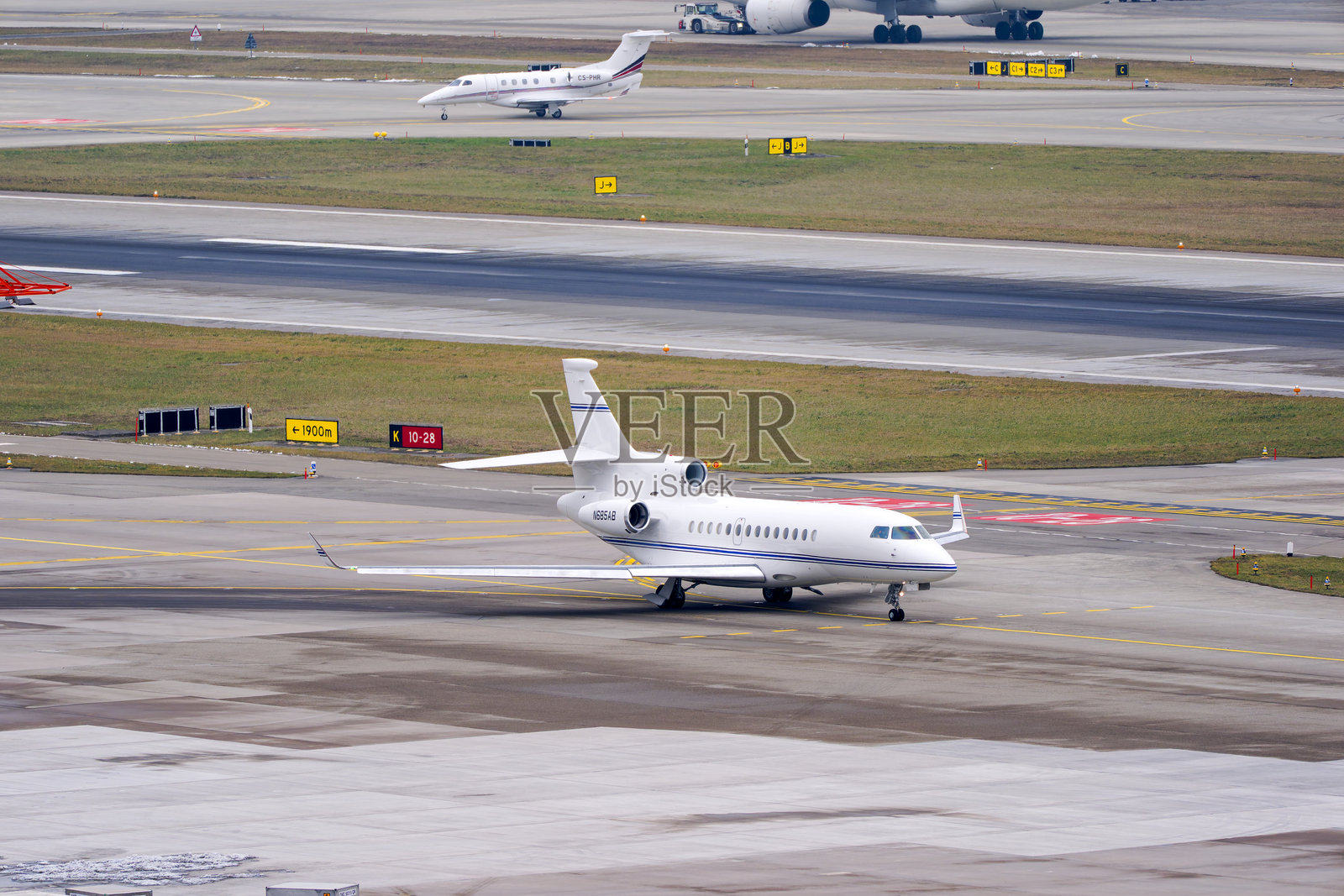 高角度视图的私人喷气机达索猎鹰7X，注册号N685AB，在瑞士苏黎世克洛滕机场的雾霭冬日中滑行。照片摄影图片