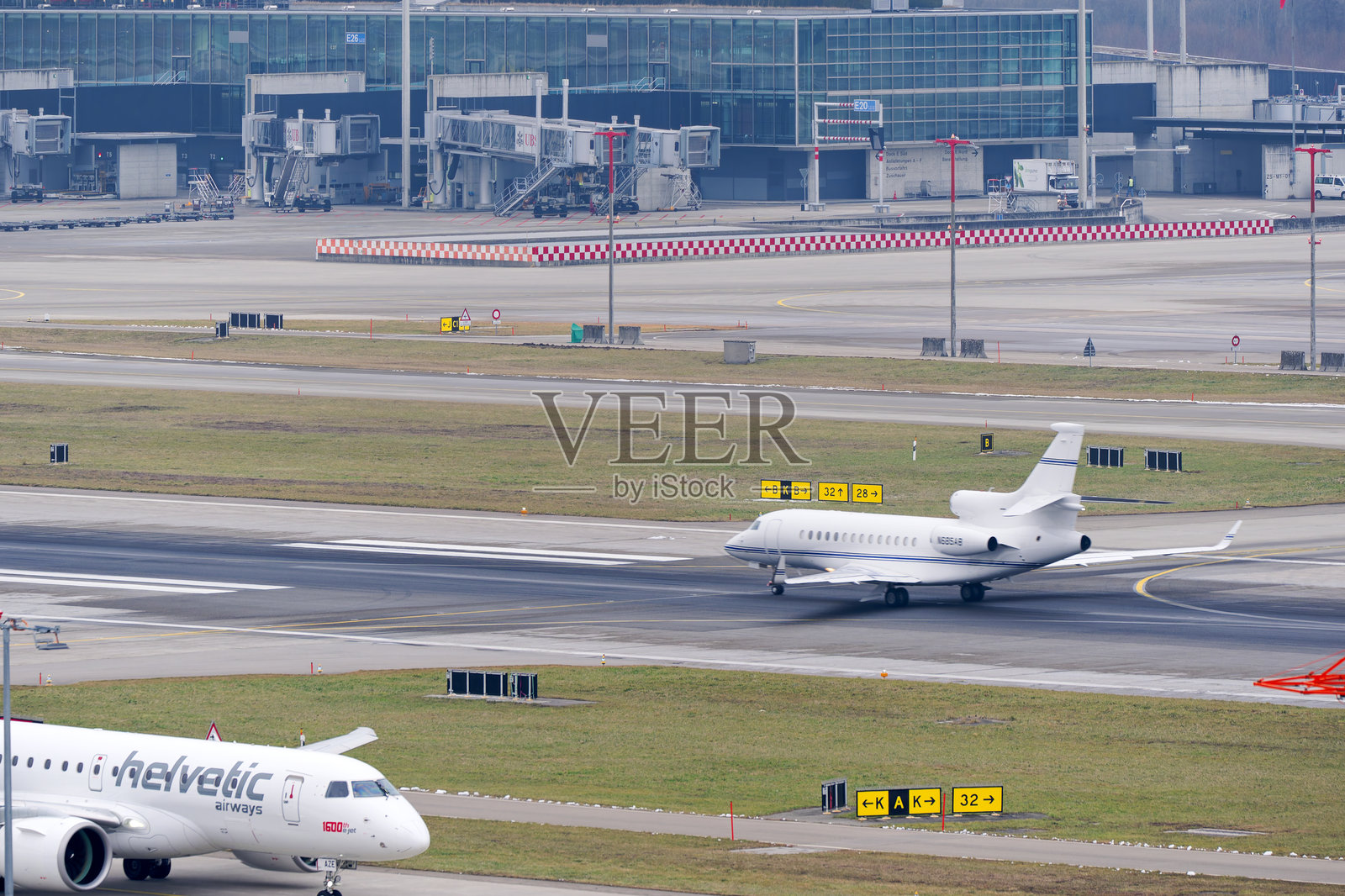 高角度视图的私人飞机达索猎鹰7X,注册号N685AB,在瑞士苏黎世克洛滕机场的雾霭冬日中起飞。照片摄影图片