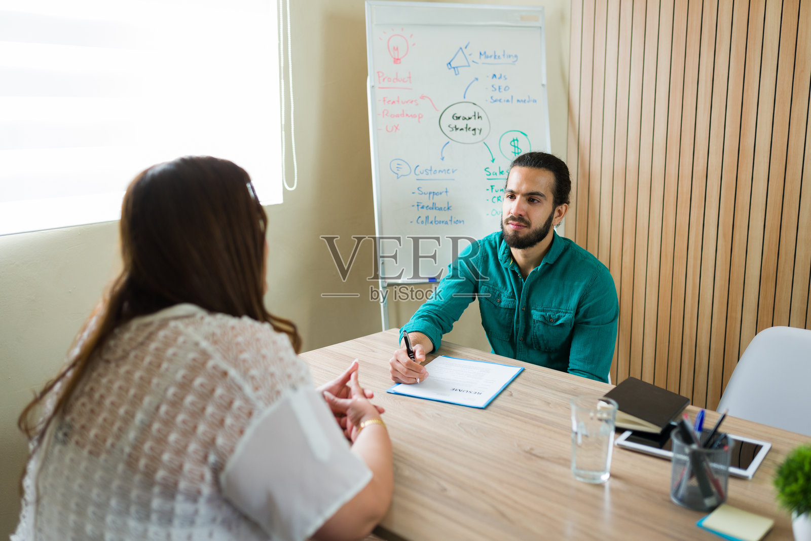 商人和招聘人员在会议室与求职者交谈照片摄影图片