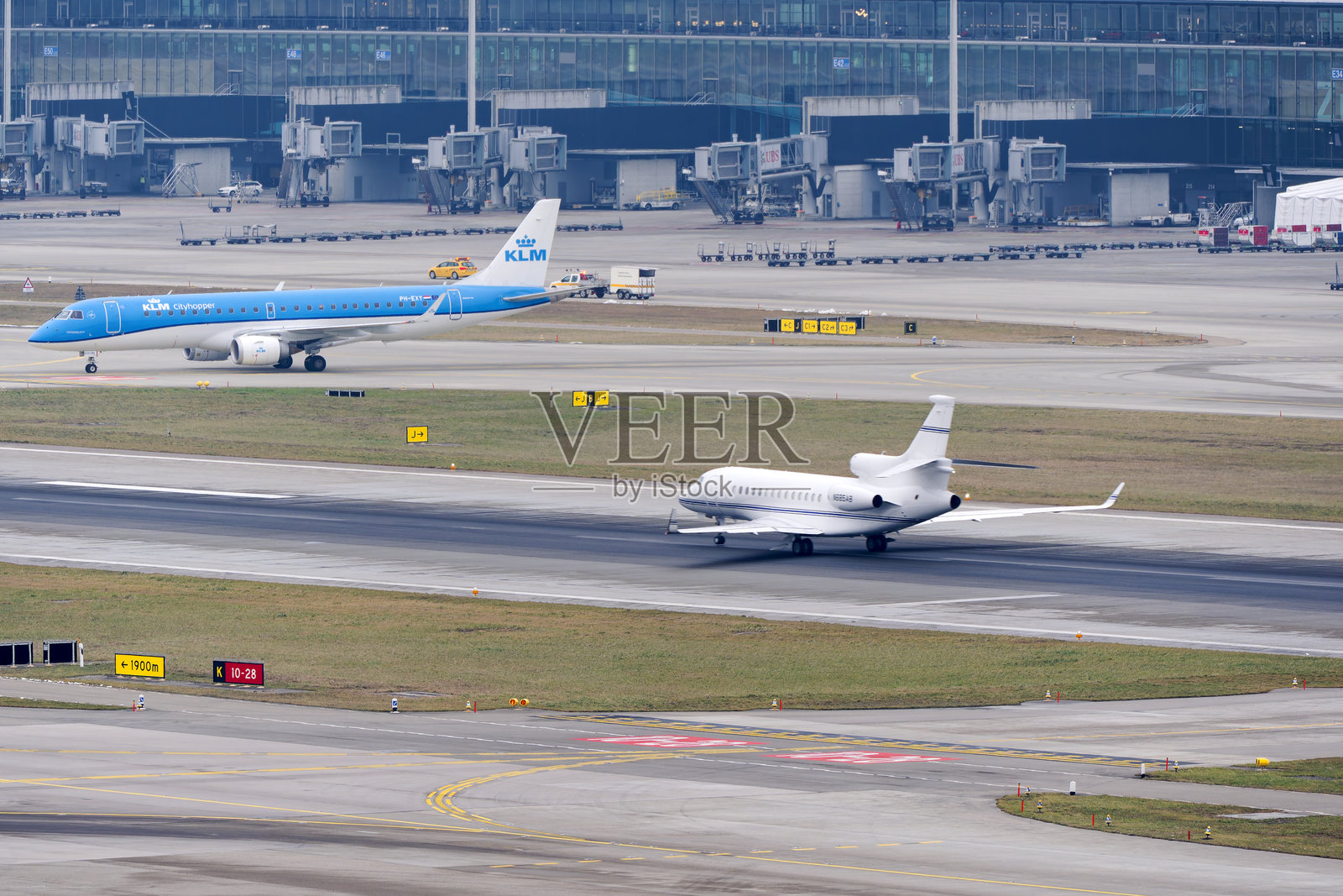 高角度视图的私人飞机达索猎鹰7X，注册号N685AB，在瑞士苏黎世克洛滕机场的雾霭冬日中起飞。照片摄影图片