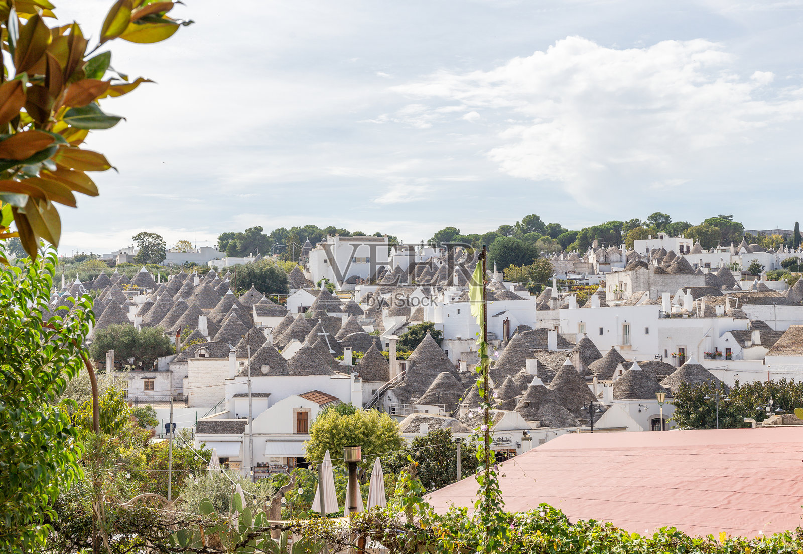 阿尔贝罗贝洛，意大利普利亚地区一个拥有许多特鲁利的小镇。照片摄影图片