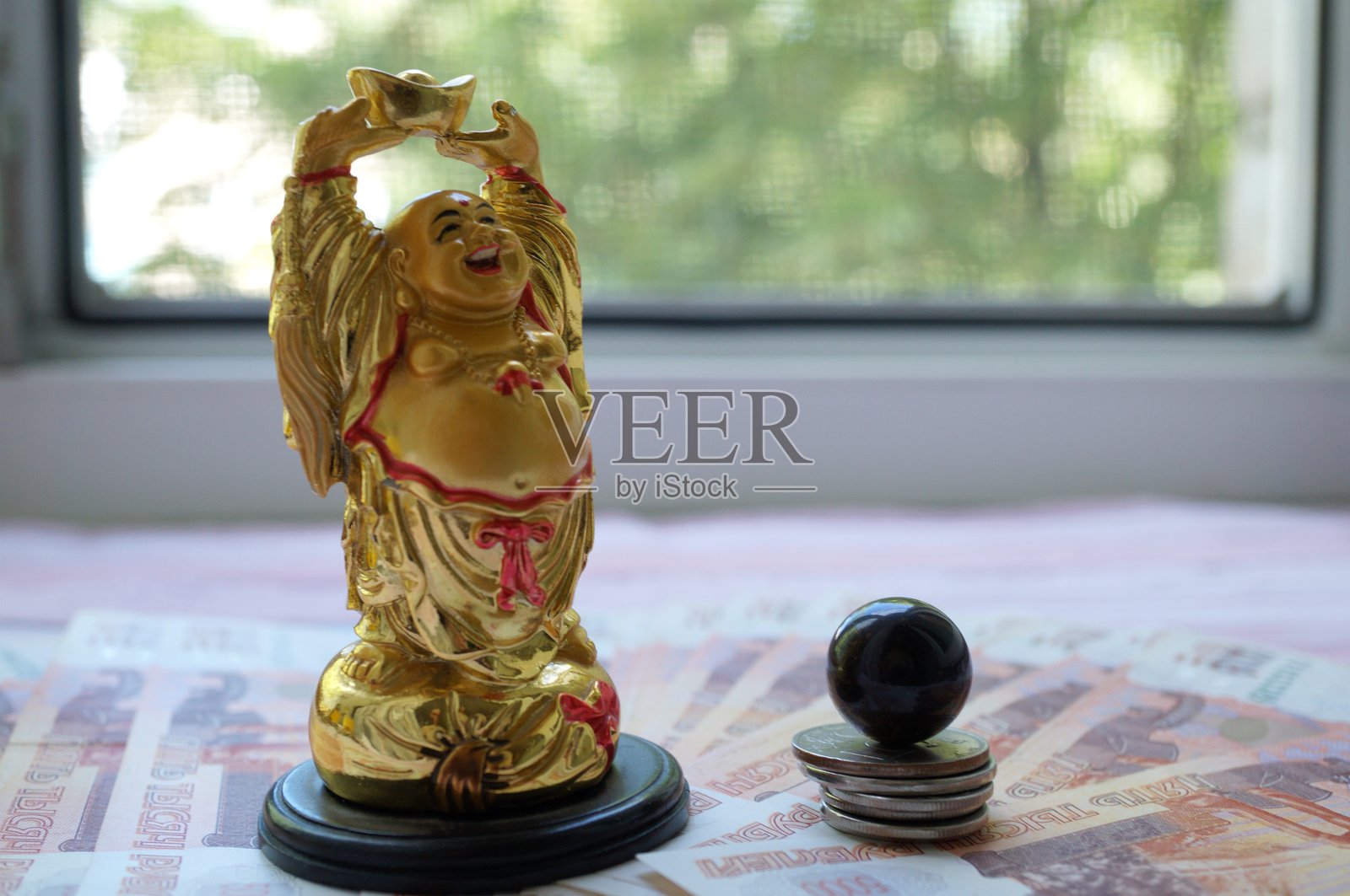 一个微笑的佛像。照片摄影图片