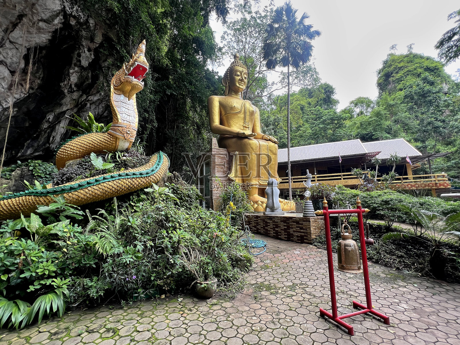 瓦塔姆考普拉吞是泰国罗勇府考查毛区最著名的地标。照片摄影图片