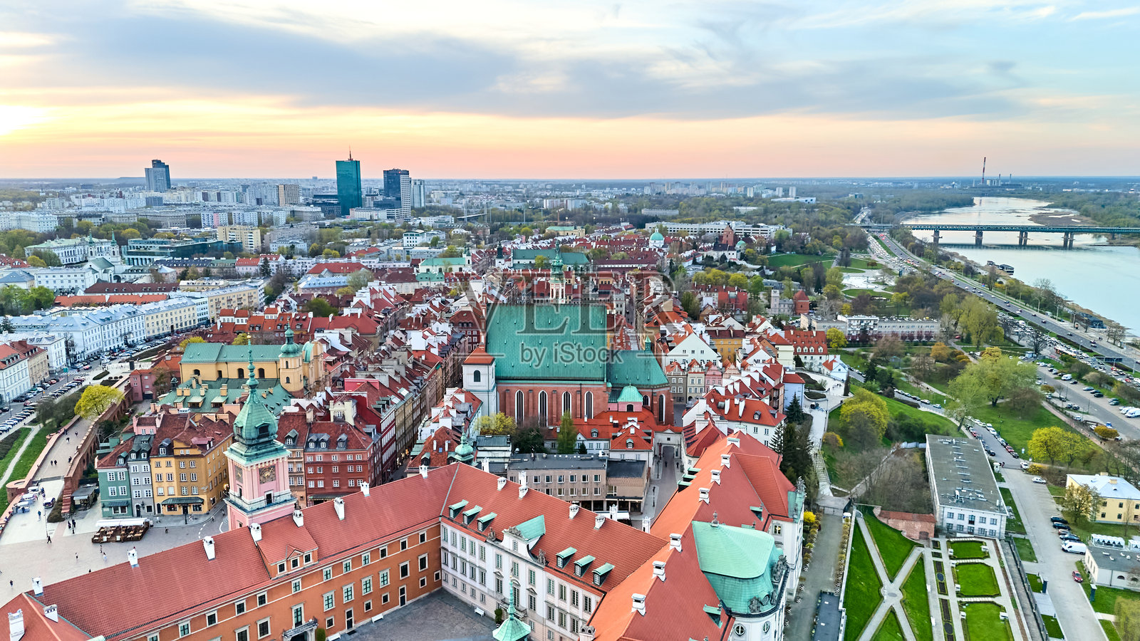 城市中心有一座大型建筑，背景中有一座桥。照片摄影图片