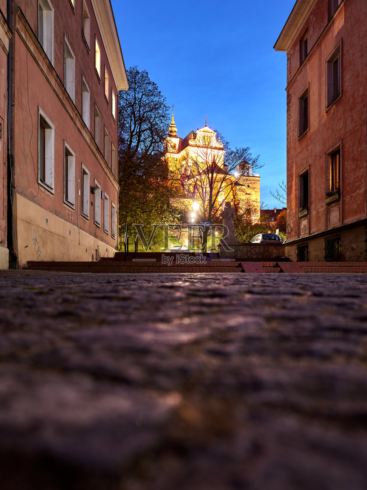 街道场景,背景有一座教堂照片摄影图片