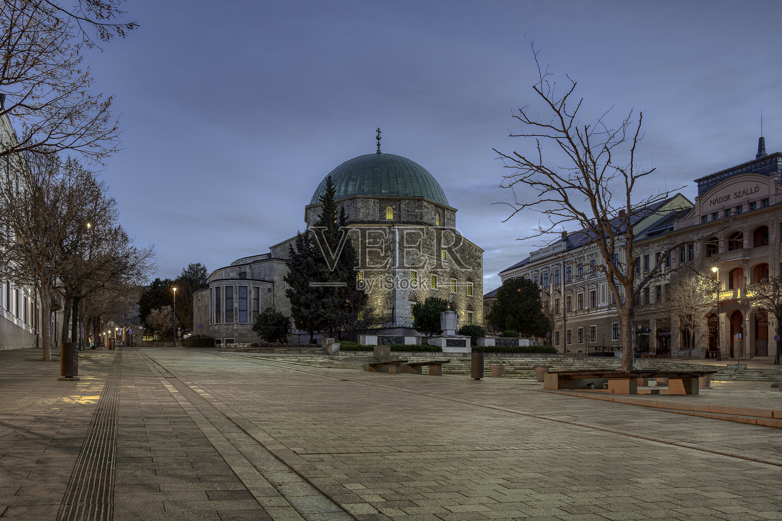 佩奇的卡西姆帕夏清真寺灯光璀璨照片摄影图片