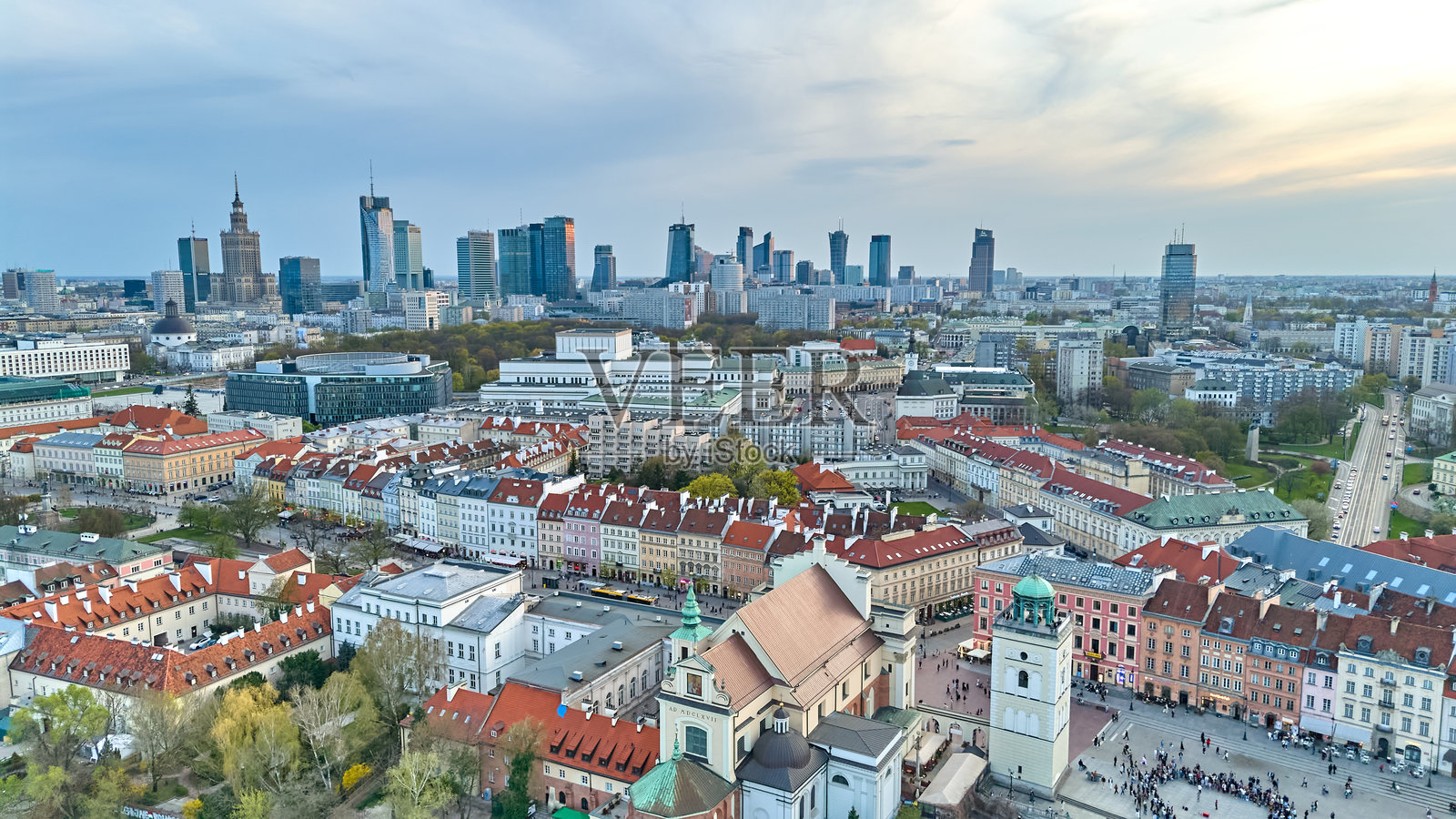 华沙广场中央聚集着大量人群的景象照片摄影图片