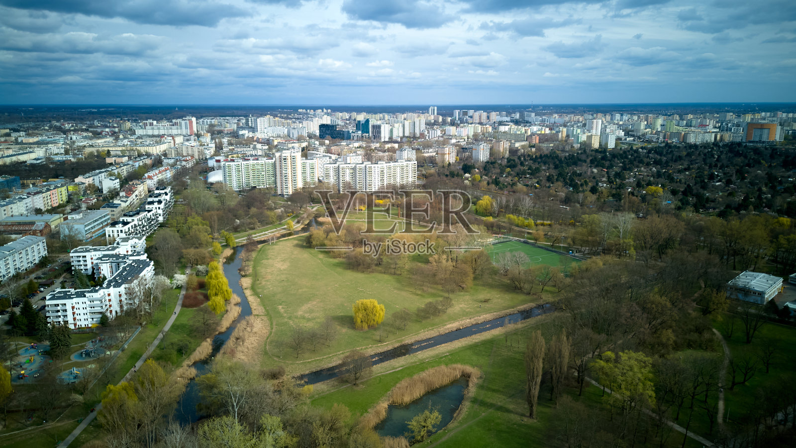 城市公园内有一条河流穿过照片摄影图片