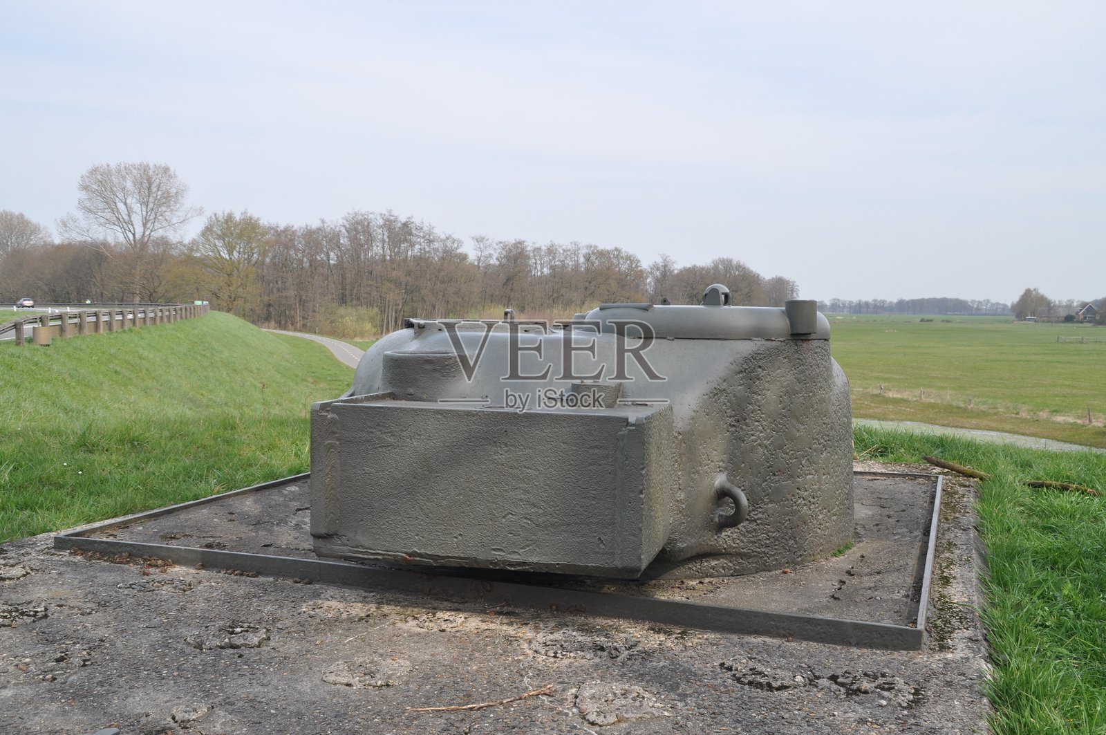 谢尔曼坦克炮塔位于前伊瑟尔防线照片摄影图片