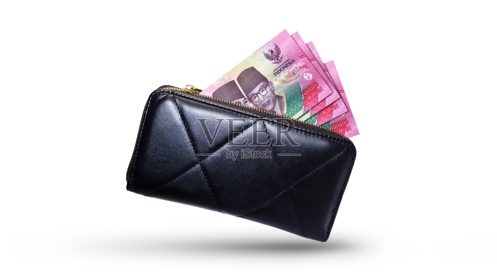 黑色钱包内的印尼卢比纸币，背景为白色。照片摄影图片
