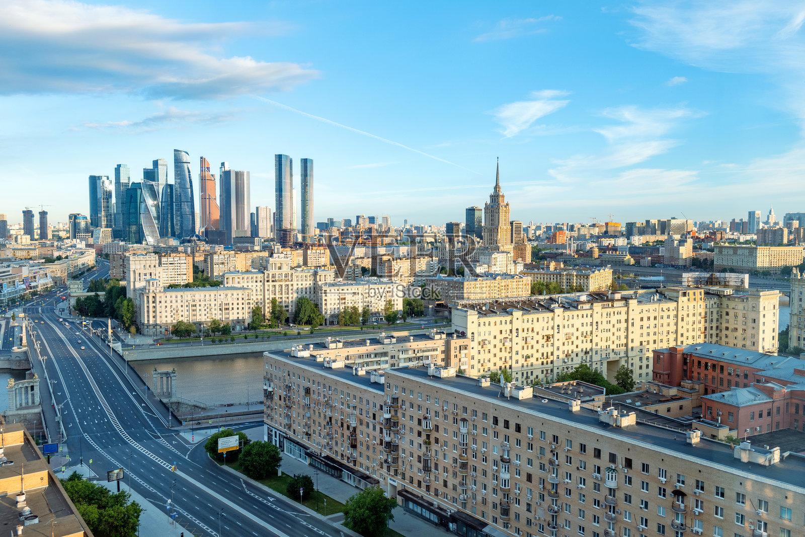 晨曦中的莫斯科天际线鸟瞰图，沐浴在金色阳光下，城市充满活力，闪耀的摩天大楼反射着新一天的第一缕阳光。照片摄影图片