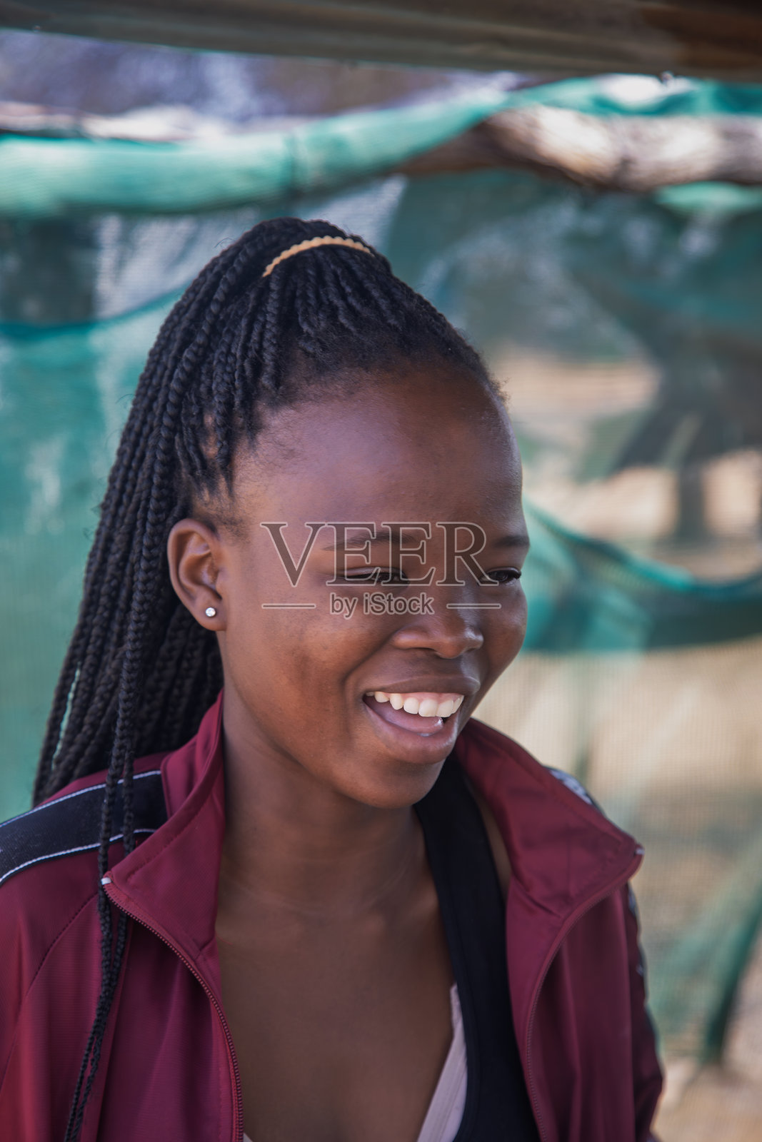 非洲村庄，快乐的年轻非洲女性肖像，编辫子和脏辫发型，博茨瓦纳乡村，户外庭院。照片摄影图片