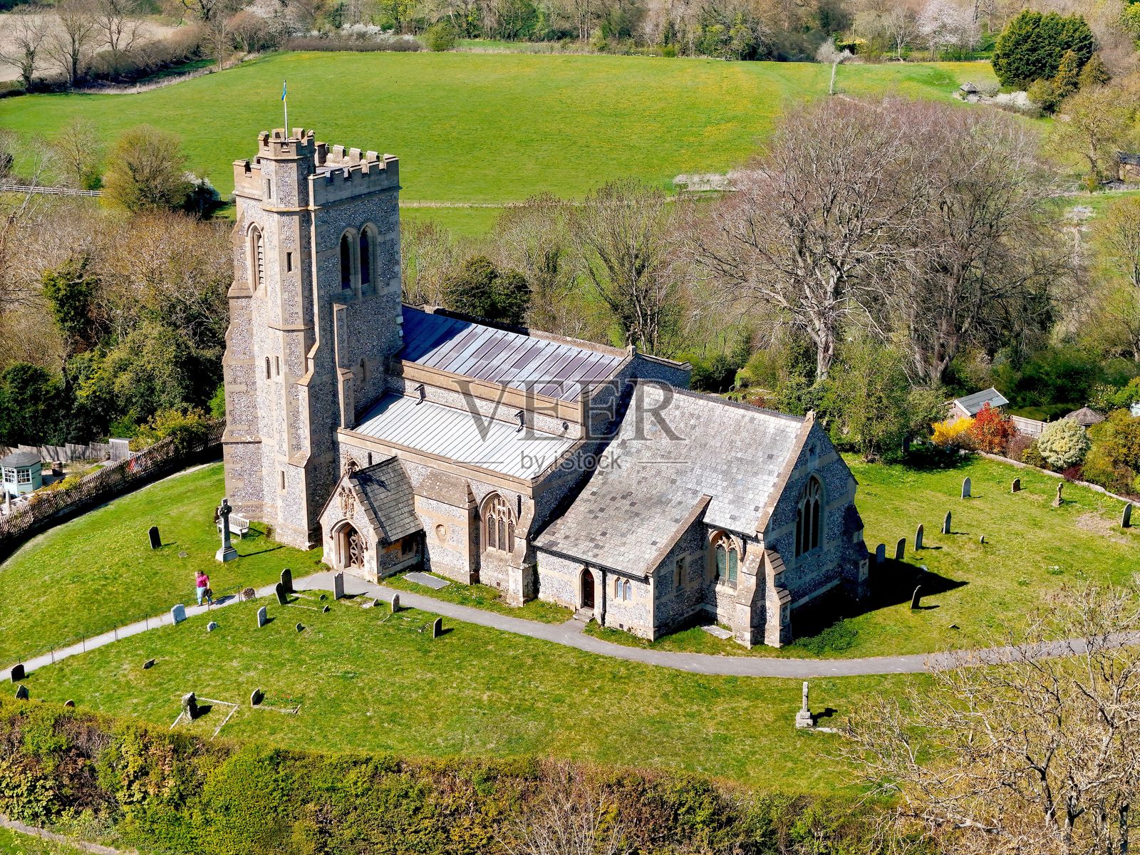 乡村中的历史石教堂照片摄影图片