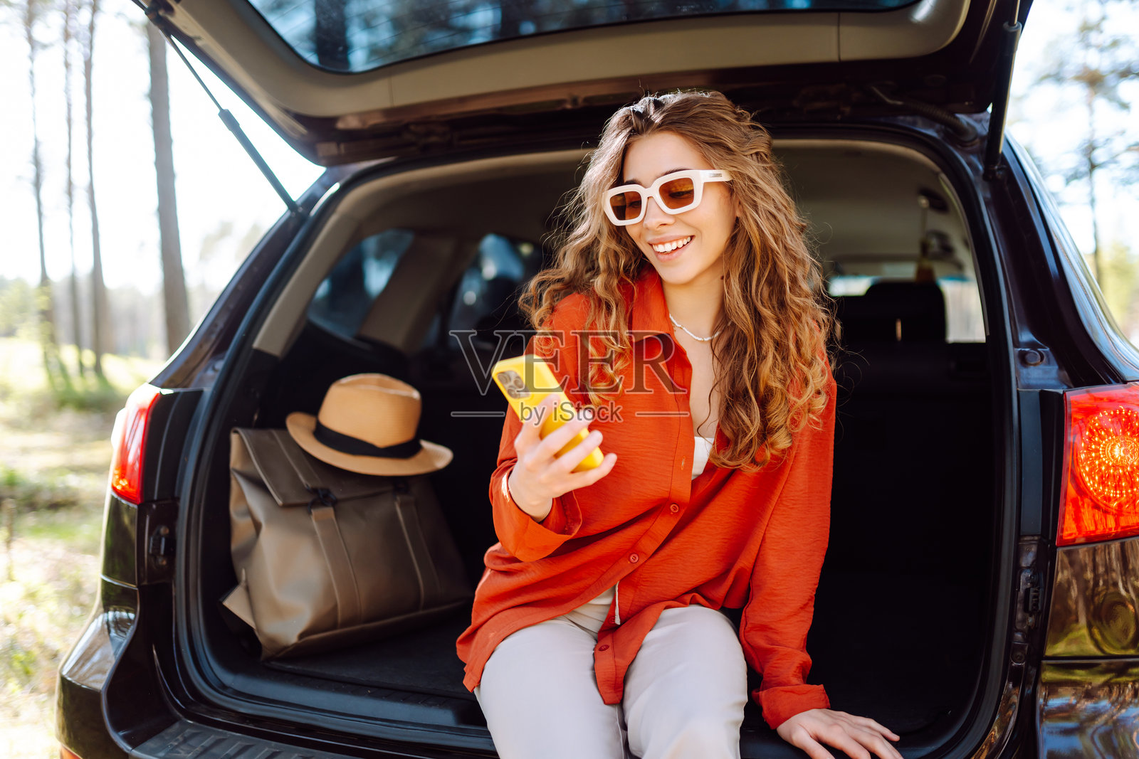 快乐的女性旅行者在车窗外感受自由。照片摄影图片