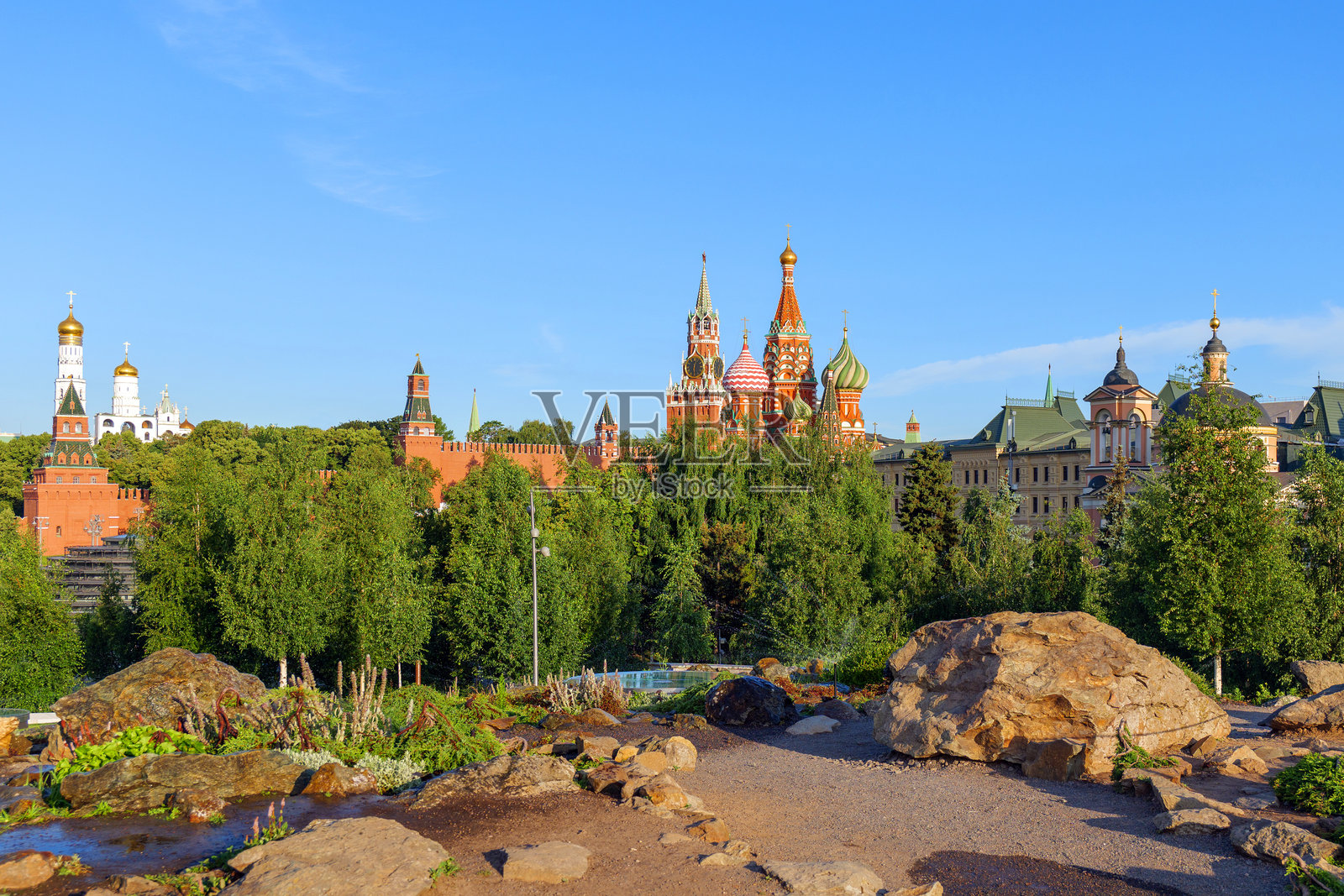 从扎里亚季公园看到的莫斯科著名克里姆林宫和圣巴西尔大教堂，为游客提供了文化遗产与现代城市景观的独特融合。照片摄影图片