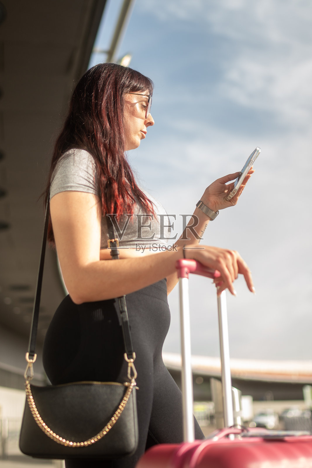 在机场使用手机的游客照片摄影图片