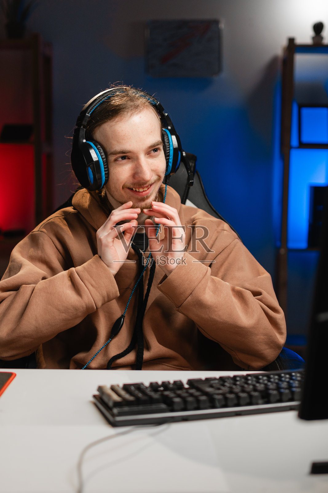 不诚实的阴谋者游戏者叛徒在策划对在线游戏玩家的阴谋。谎言和欺骗的概念照片摄影图片