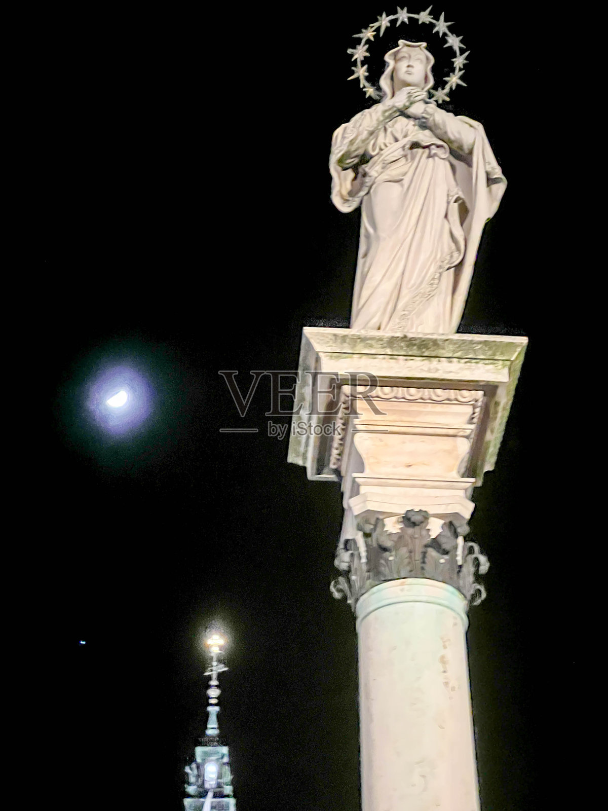 切尔斯托霍瓦的雅斯纳·戈拉修道院夜景，城墙前的圣母玛利亚雕像。照片摄影图片