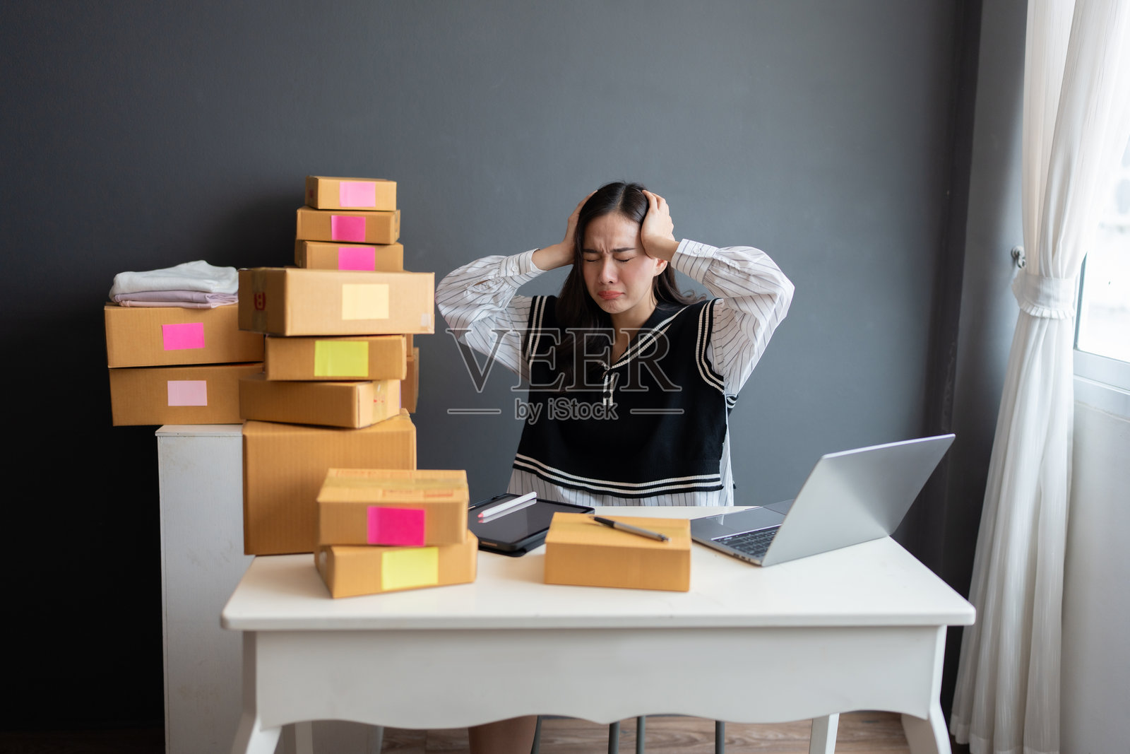 这位亚洲女性从零开始建立了自己的品牌，经历了失望和损失，最终取得成功，成为在线购物的领军人物，为营销行业设定了新的标准。照片摄影图片