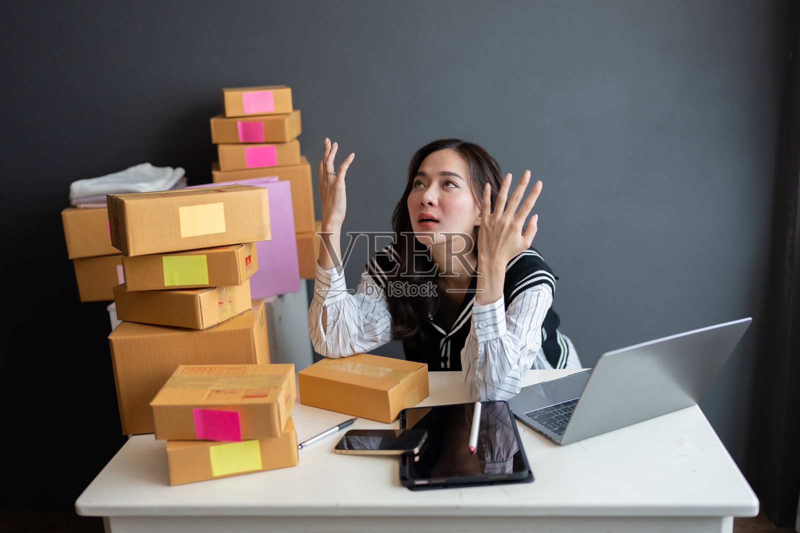 这位亚洲女性企业主的旅程反映了女性在在线购物行业中日益增长的角色，尤其是在卖家的利润和损失以及创意营销方面。照片摄影图片