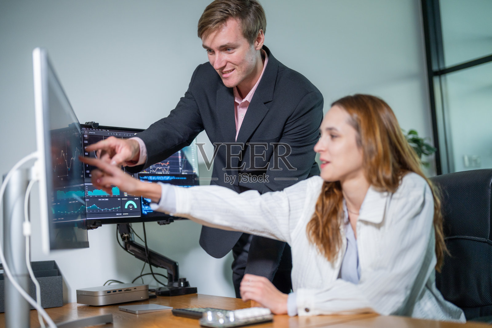 商业专业人士在现代办公室环境中协作进行数据分析照片摄影图片