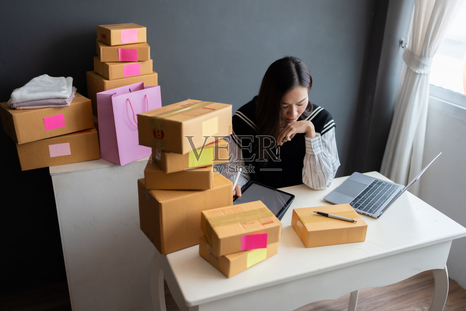 这位亚洲女性企业主的旅程表明，只要拥有正确的心态和工具，任何人都可以在竞争激烈的在线行业中蓬勃发展。照片摄影图片