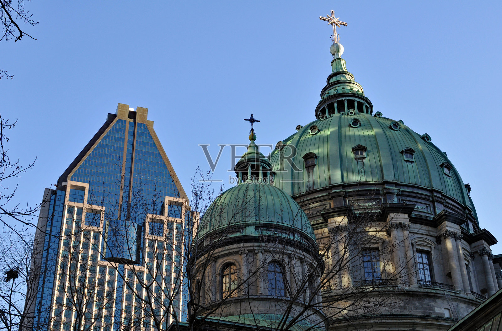 蒙特利尔的世界女王玛丽大教堂和办公大楼照片摄影图片