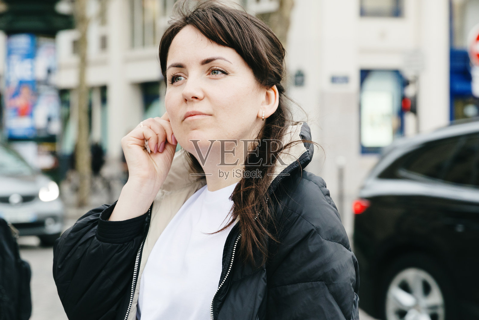 年轻美丽且深思的女孩肖像。照片摄影图片