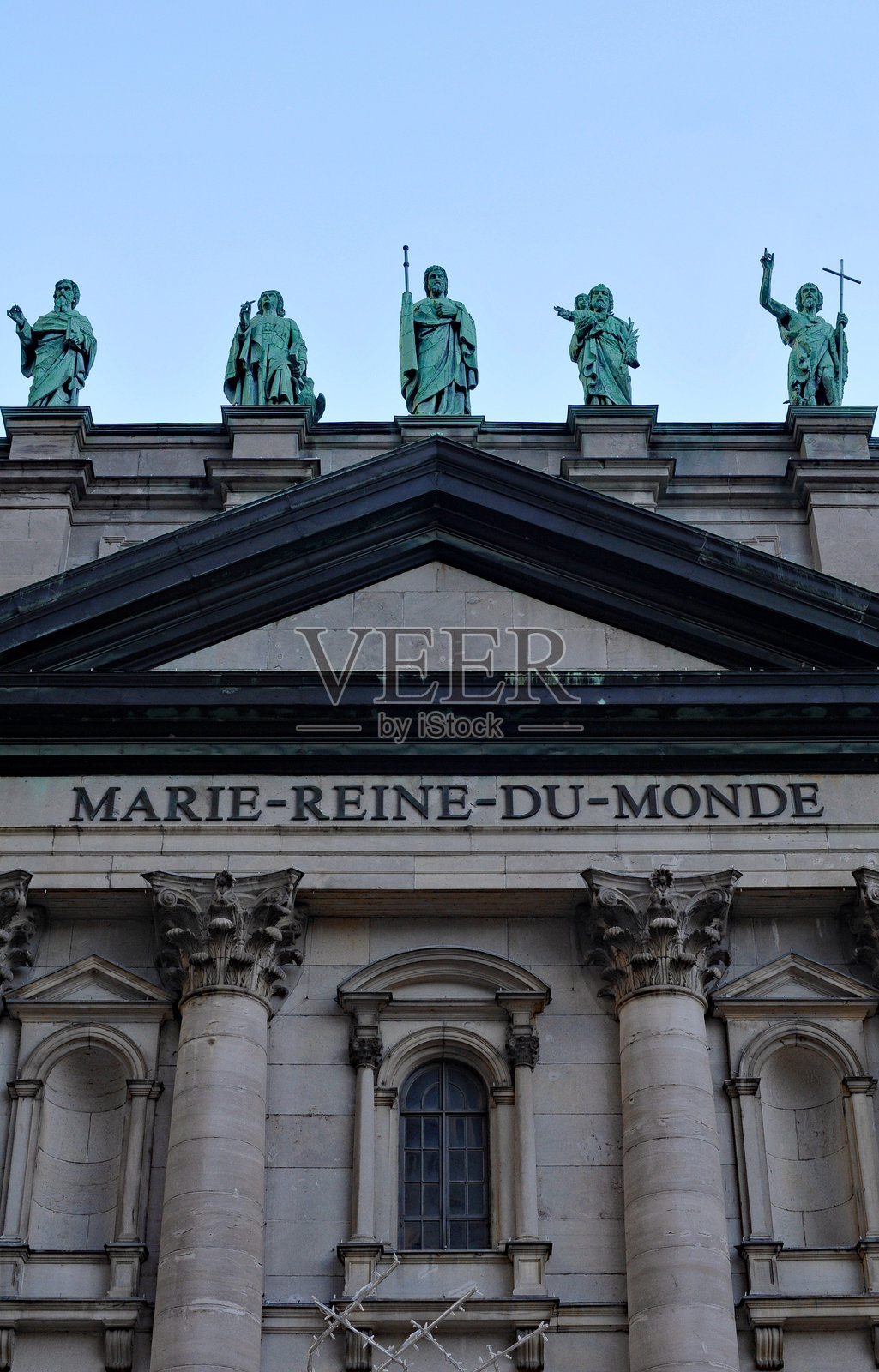 蒙特利尔市中心历史悠久的玛丽女王大教堂顶部的雕像照片摄影图片