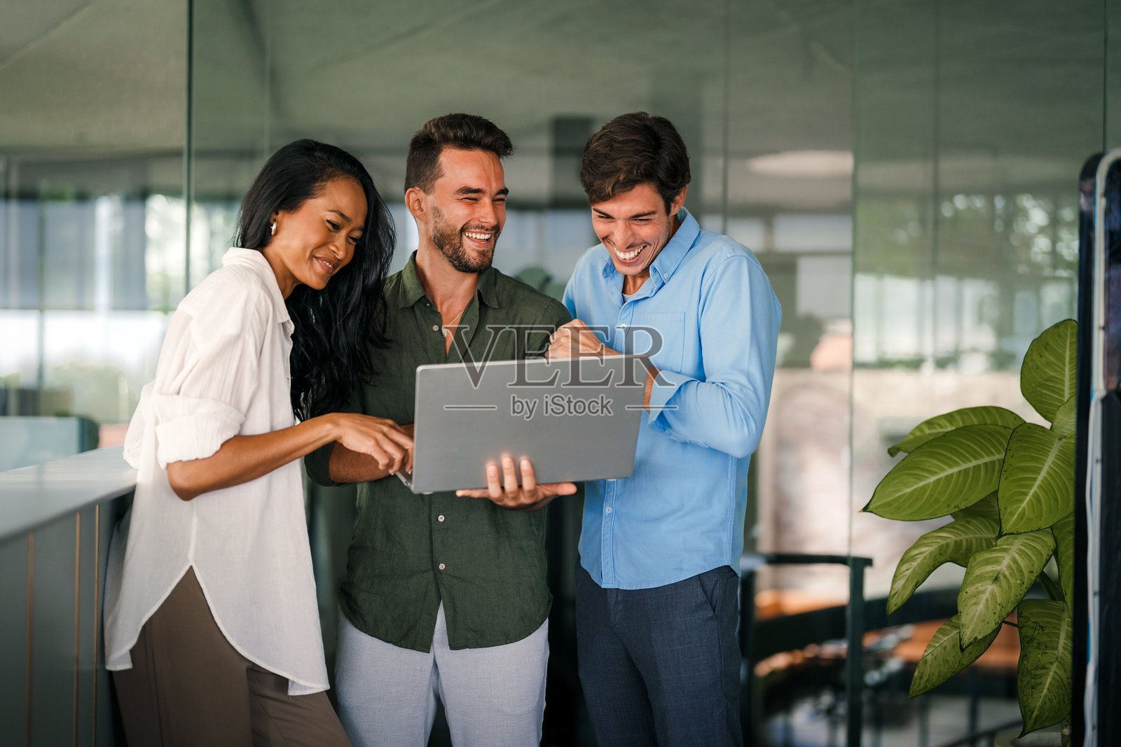 软件工程师使用笔记本电脑连接全球网络，科技，创新照片摄影图片