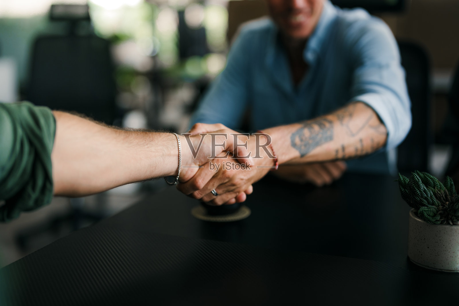 多元种族的商业人士，握手达成协议，B2B交易与项目合作照片摄影图片