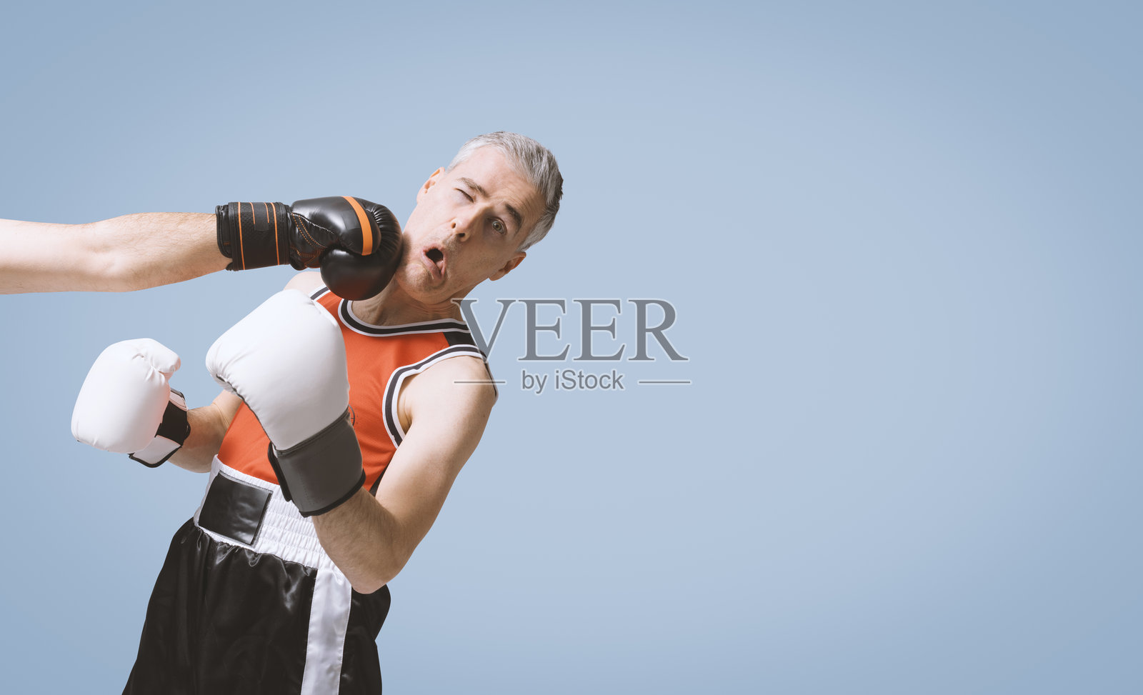 拳击手在拳击比赛中被击打照片摄影图片