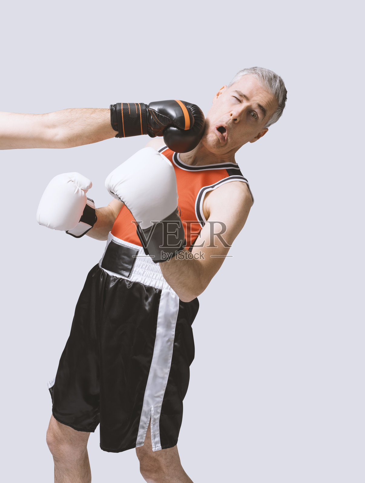 拳击手在拳击比赛中被击打照片摄影图片