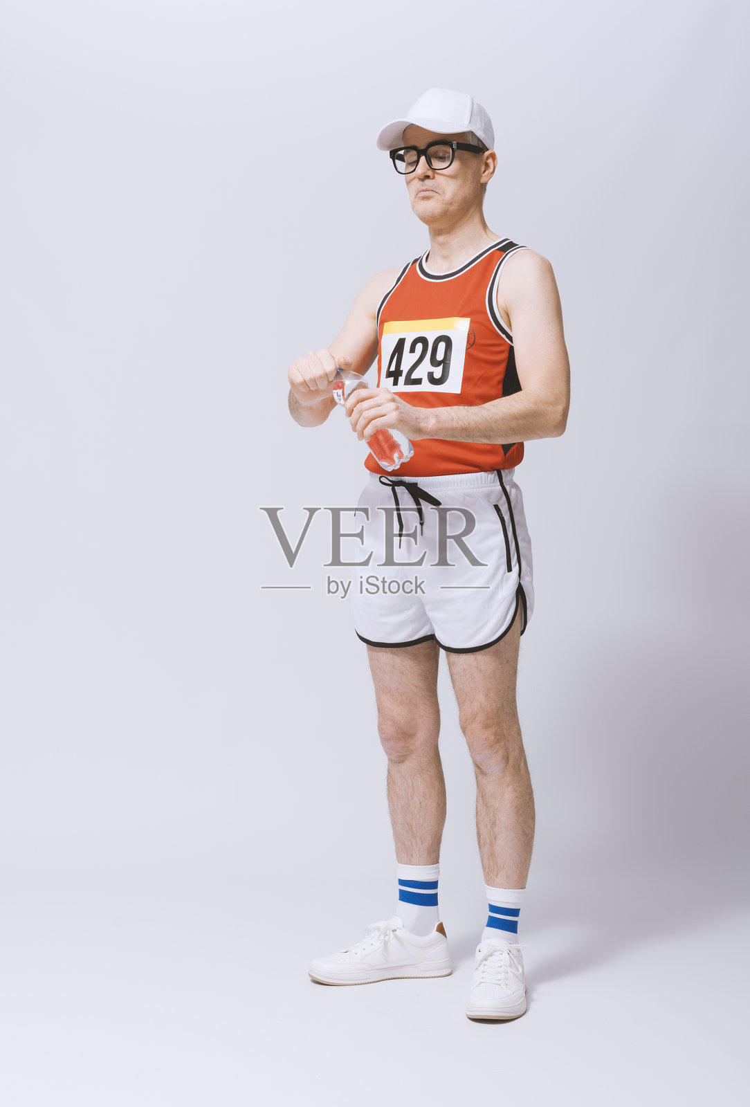 专注的跑者在喝水，为比赛做准备照片摄影图片