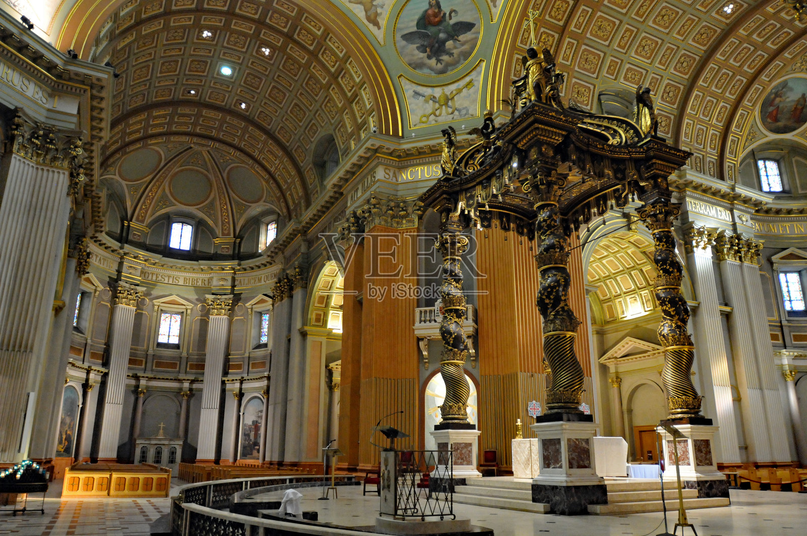 蒙特利尔历史悠久的玛丽女王世界大教堂内部照片摄影图片