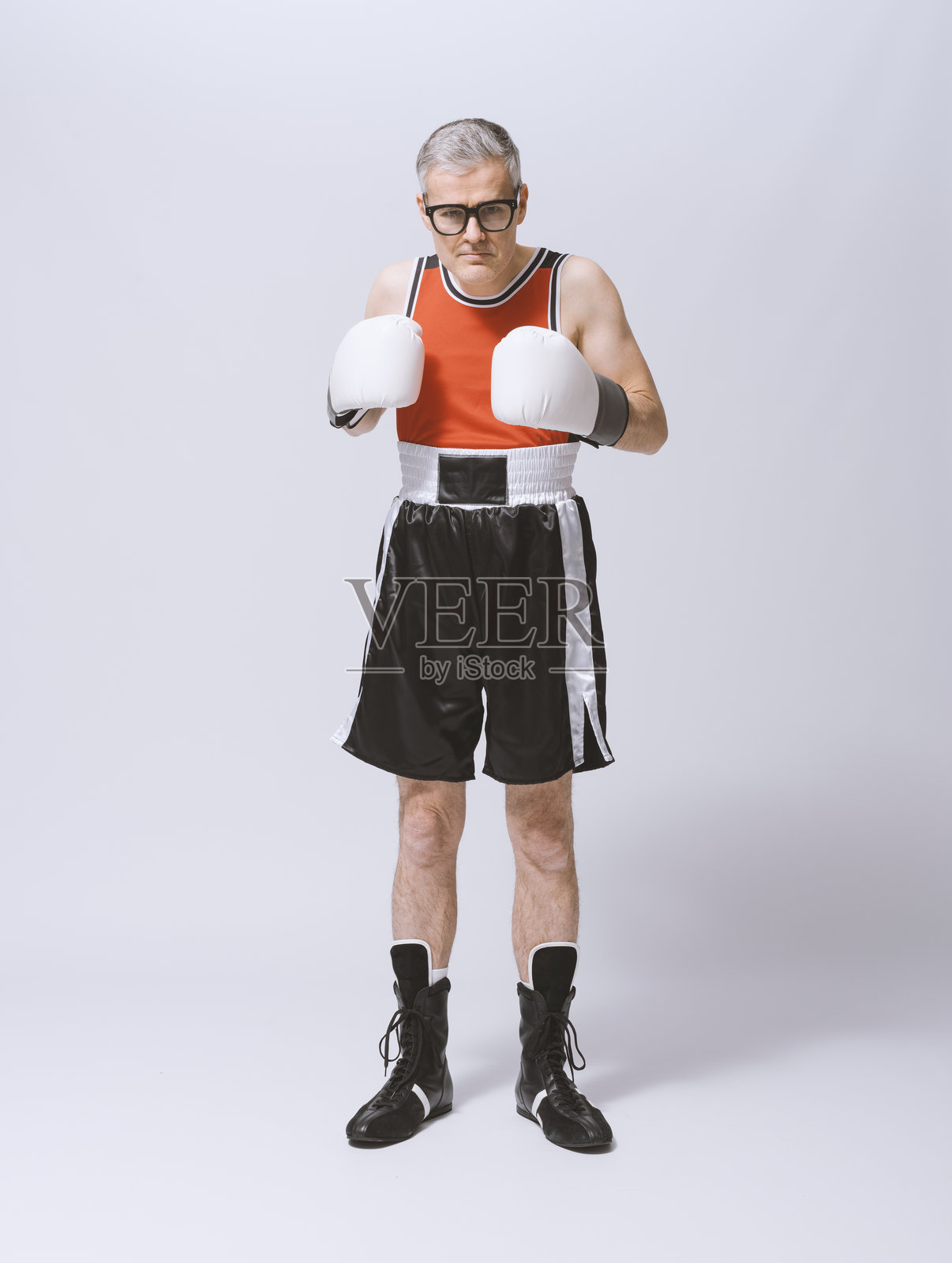 戴眼镜的搞笑拳击手肖像照片摄影图片