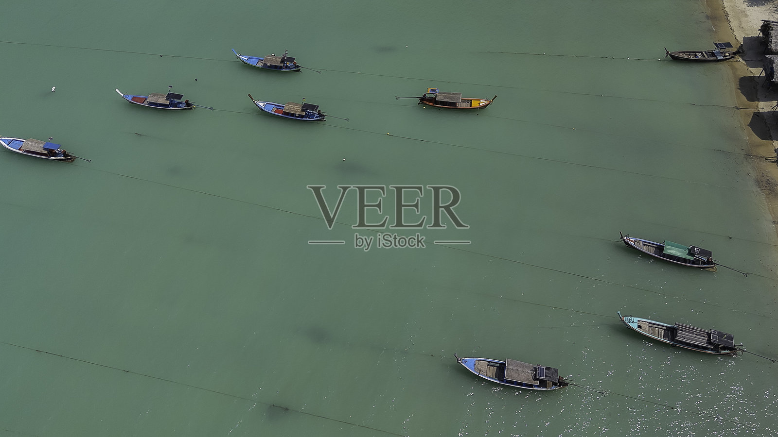 苏林海洋国家公园的鸟瞰图。传统的长尾船和摩肯部落村庄（海上吉普赛人）的房屋，以及泰国攀牙的苏林群岛热带海域。照片摄影图片