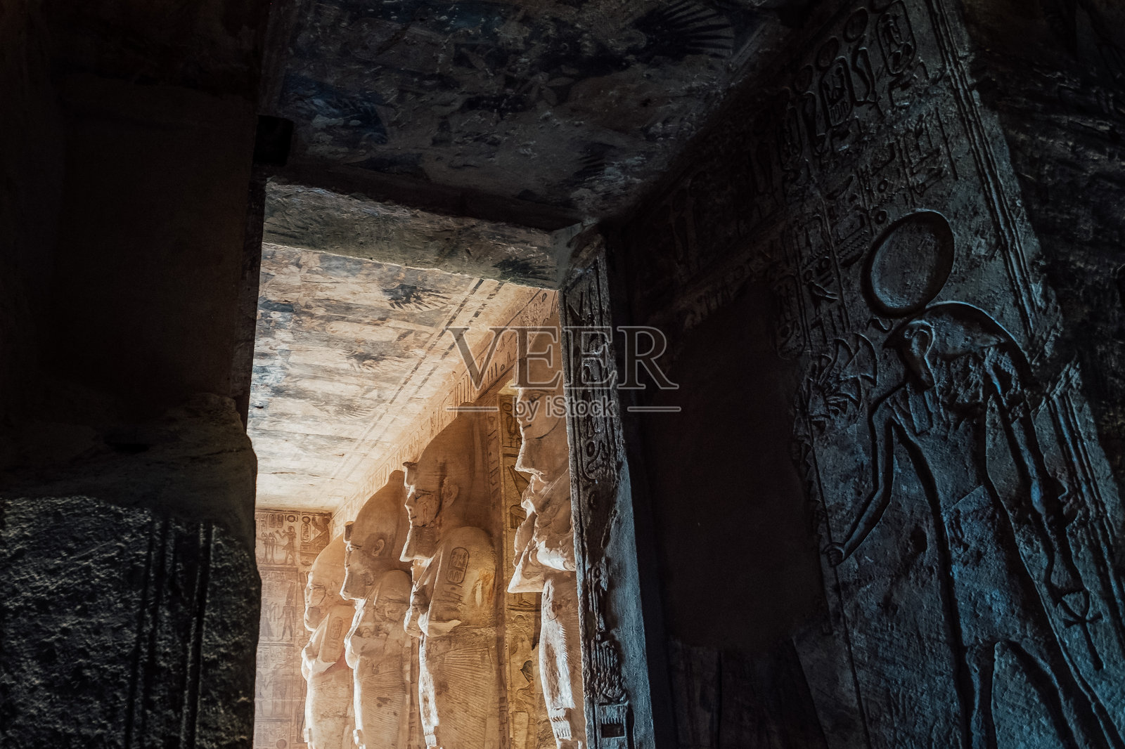 埃及阿布辛贝尔神庙中的明暗浮雕照片摄影图片