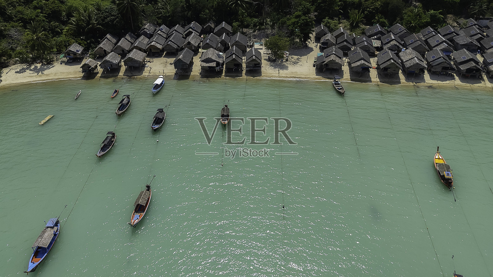 苏林海洋国家公园的鸟瞰图。传统的长尾船和摩肯部落村庄（海上吉普赛人）的房屋，以及泰国攀牙的苏林群岛热带海域。照片摄影图片