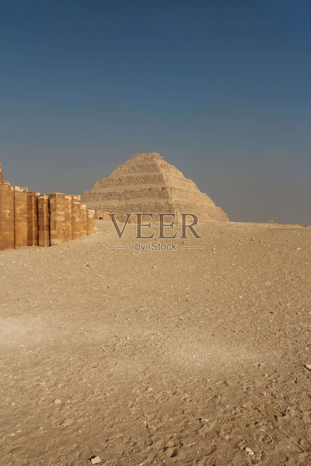 阶梯形金字塔，作为乔斯尔金字塔（或称为德杰塞尔和佐塞尔）照片摄影图片