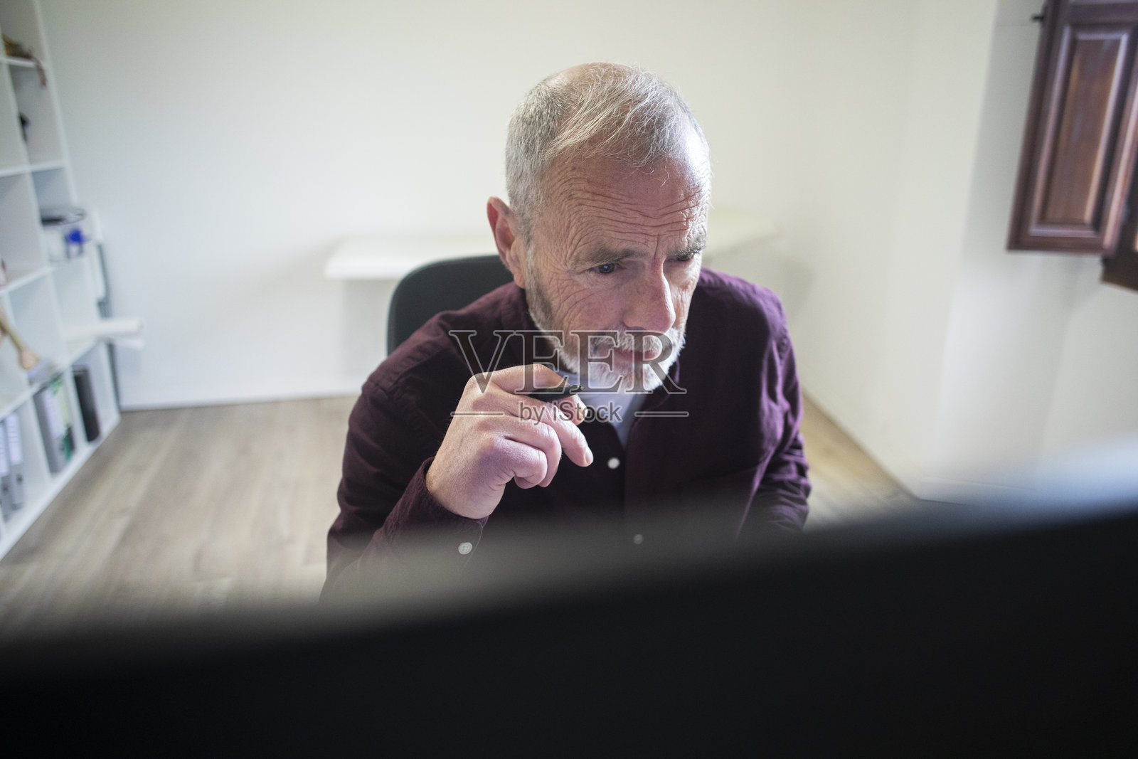 老年人参加在线课程照片摄影图片