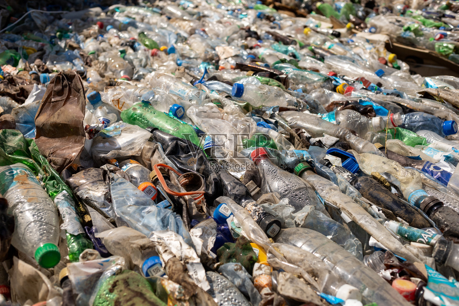 回收中心的聚乙烯和塑料废料照片摄影图片