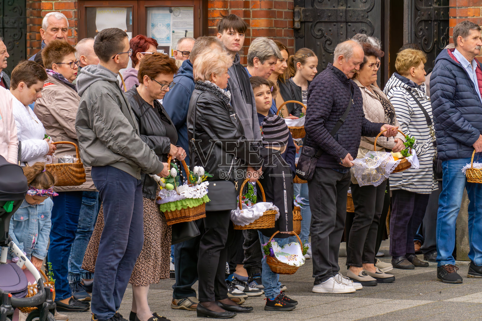 教堂前的复活节食品祝福照片摄影图片